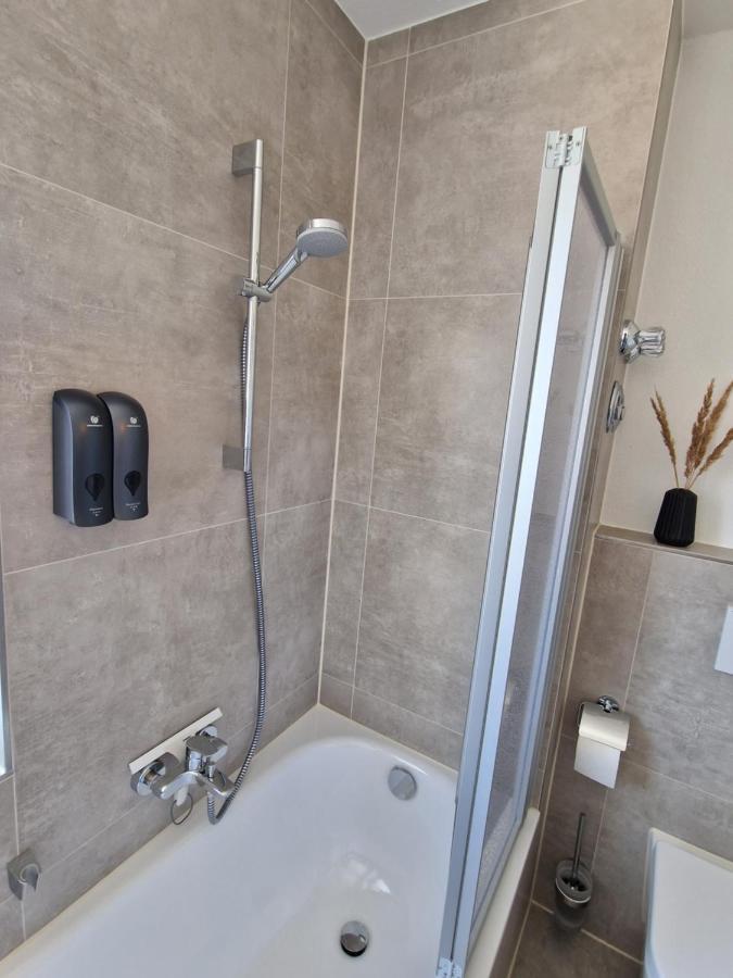 C4S Come4Stay Altoetting - 3-Zi Whg I Zentrale Lage I Parkplatz I Balkon I Wifi I Smarttv I 1 Kingsize, 1 Queensize Bett I Office Arbeitsplatz I Wohnbereich Mit Couch Und Essbereich I Voll Ausgestattete Kueche I Nespresso المظهر الخارجي الصورة