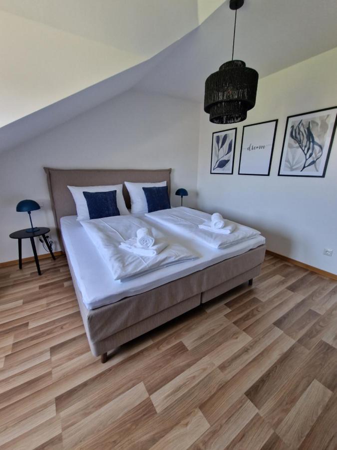 C4S Come4Stay Altoetting - 3-Zi Whg I Zentrale Lage I Parkplatz I Balkon I Wifi I Smarttv I 1 Kingsize, 1 Queensize Bett I Office Arbeitsplatz I Wohnbereich Mit Couch Und Essbereich I Voll Ausgestattete Kueche I Nespresso المظهر الخارجي الصورة