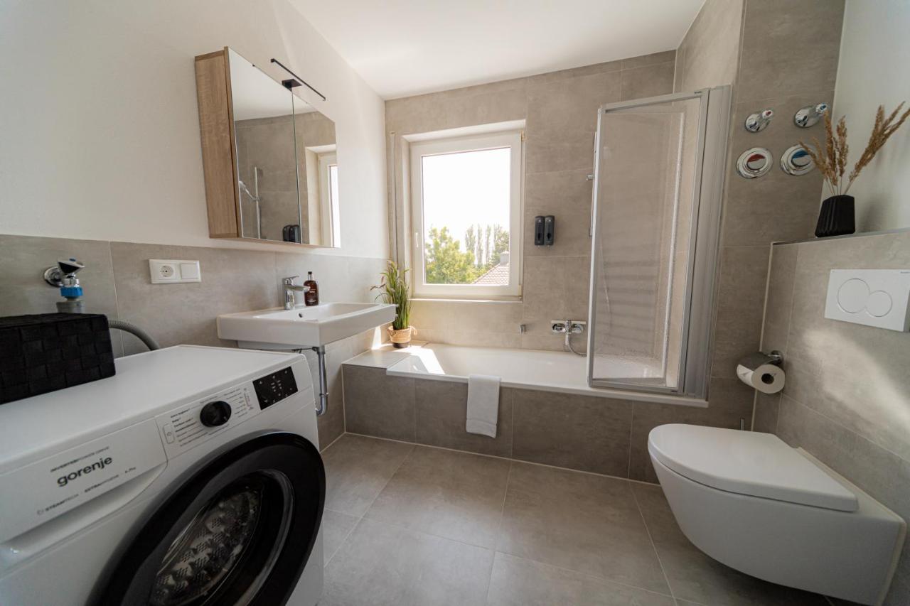 C4S Come4Stay Altoetting - 3-Zi Whg I Zentrale Lage I Parkplatz I Balkon I Wifi I Smarttv I 1 Kingsize, 1 Queensize Bett I Office Arbeitsplatz I Wohnbereich Mit Couch Und Essbereich I Voll Ausgestattete Kueche I Nespresso المظهر الخارجي الصورة