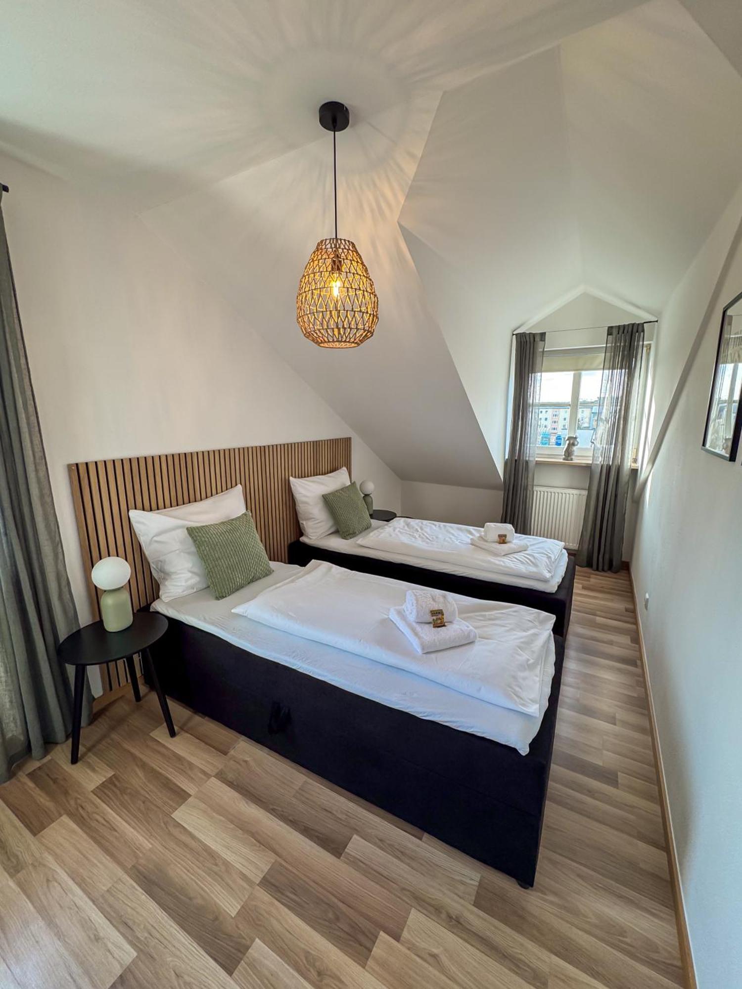 C4S Come4Stay Altoetting - 3-Zi Whg I Zentrale Lage I Parkplatz I Balkon I Wifi I Smarttv I 1 Kingsize, 1 Queensize Bett I Office Arbeitsplatz I Wohnbereich Mit Couch Und Essbereich I Voll Ausgestattete Kueche I Nespresso المظهر الخارجي الصورة