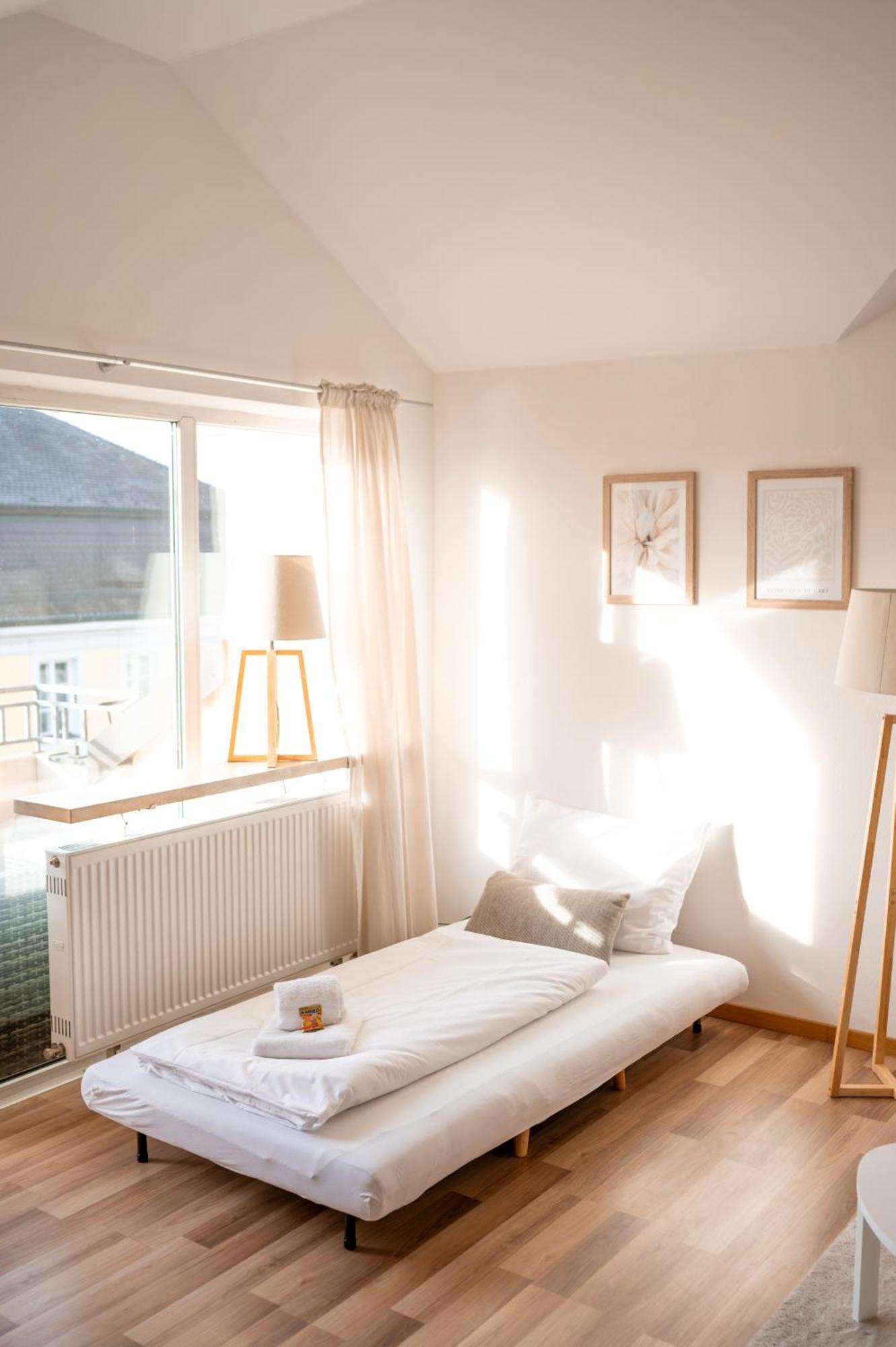 C4S Come4Stay Altoetting - 3-Zi Whg I Zentrale Lage I Parkplatz I Balkon I Wifi I Smarttv I 1 Kingsize, 1 Queensize Bett I Office Arbeitsplatz I Wohnbereich Mit Couch Und Essbereich I Voll Ausgestattete Kueche I Nespresso المظهر الخارجي الصورة