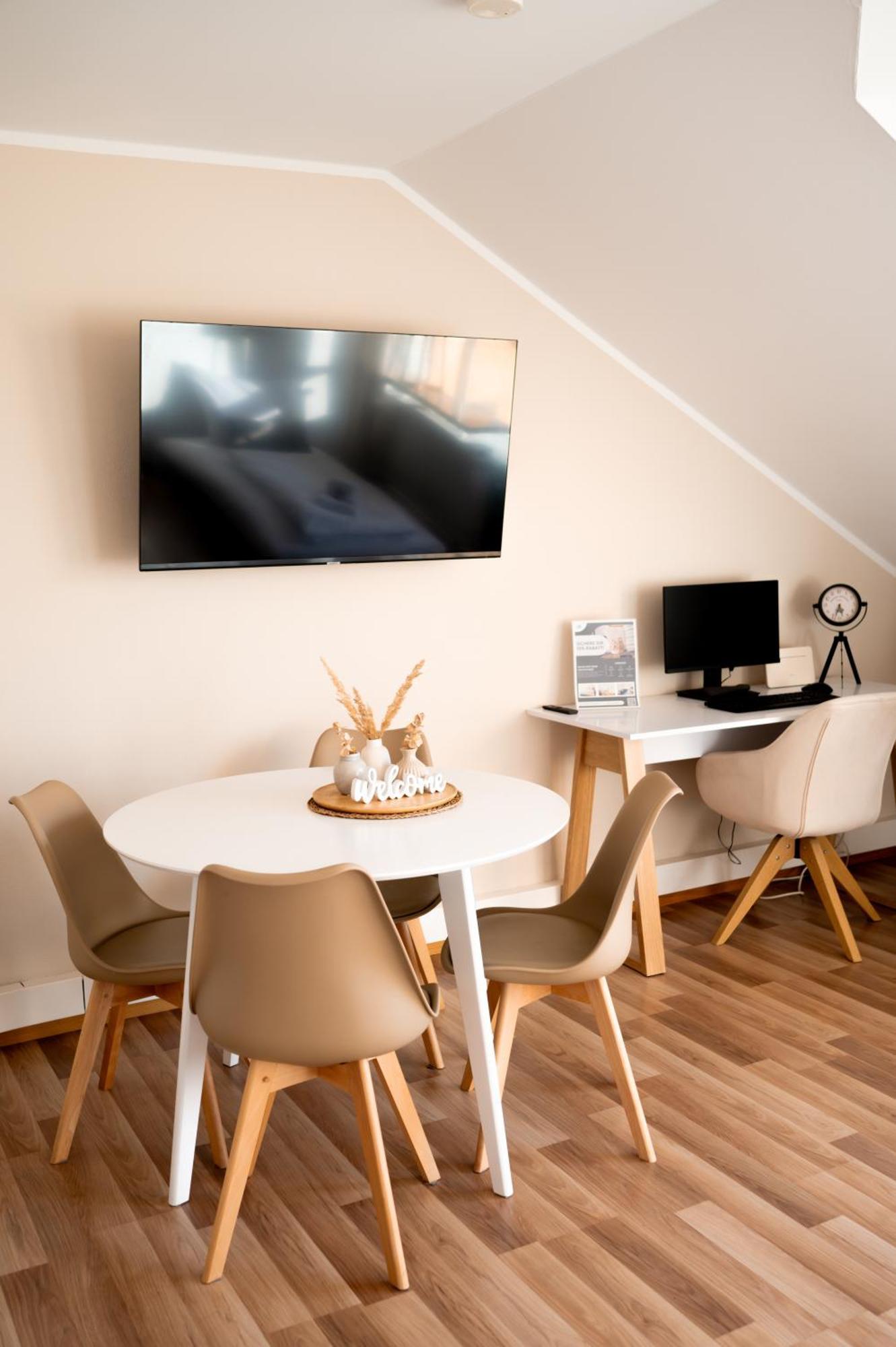 C4S Come4Stay Altoetting - 3-Zi Whg I Zentrale Lage I Parkplatz I Balkon I Wifi I Smarttv I 1 Kingsize, 1 Queensize Bett I Office Arbeitsplatz I Wohnbereich Mit Couch Und Essbereich I Voll Ausgestattete Kueche I Nespresso المظهر الخارجي الصورة